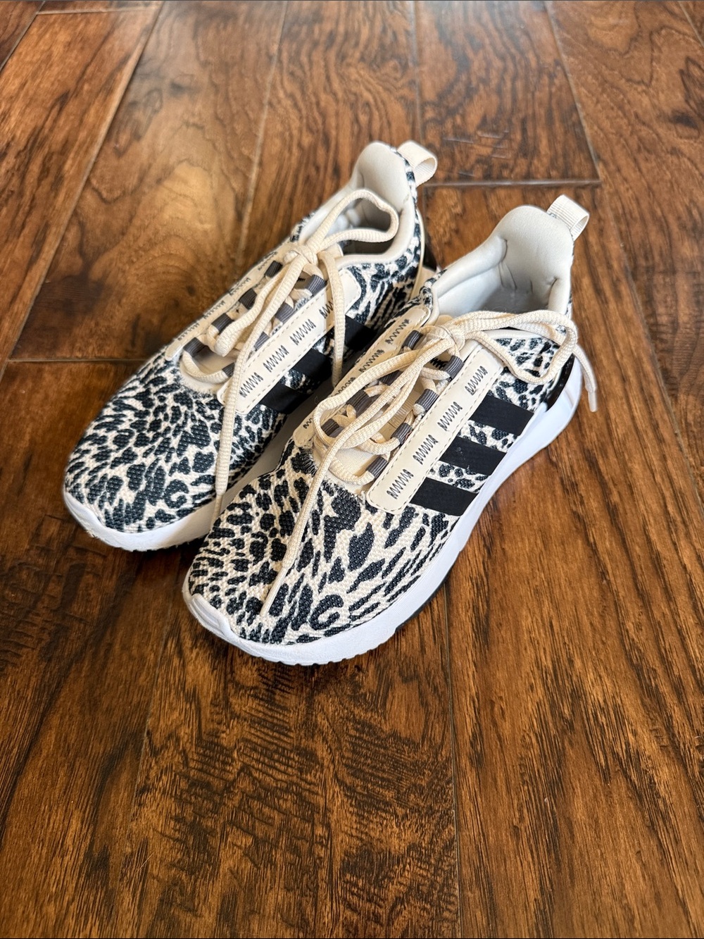 Girls Leopard Print Adidas TR21 racer running shoes, size 3 - Picture 2 of 9